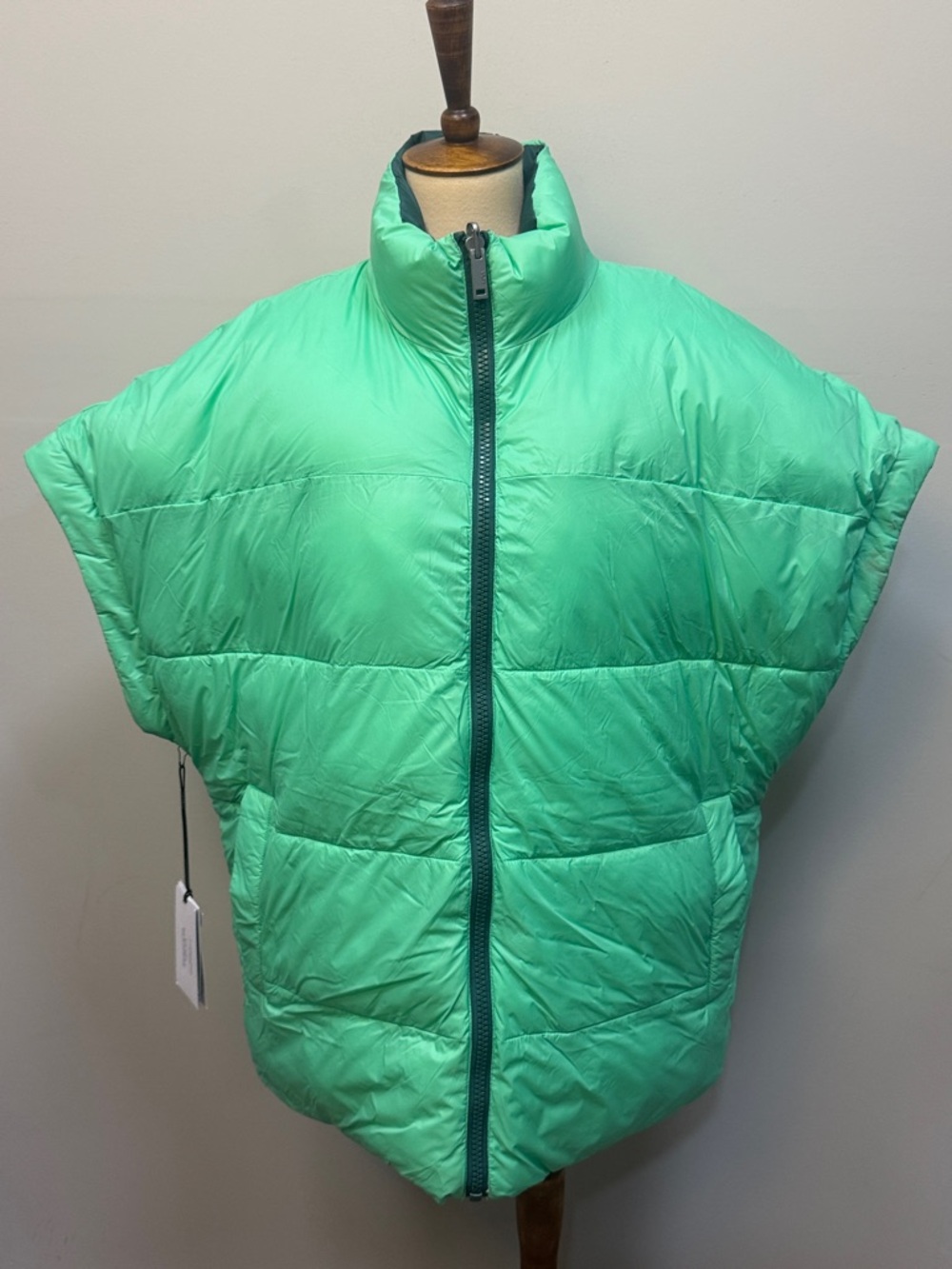 NWT UGG Sydnee reversible puffer vest women’s sz M, as is - Picture 4 of 15